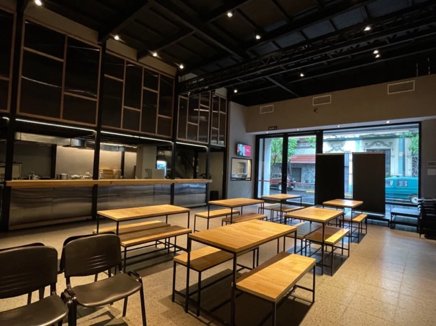 AREA Bar, mesas y barra